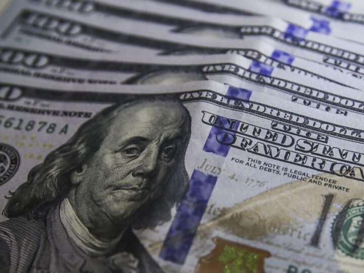 Dólar cai pelo 12º pregão seguido e fecha abaixo de R$ 5,80 pela 1ª vez desde novembro