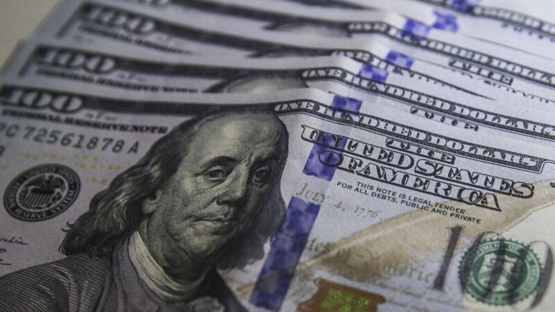 Dólar cai pelo 12º pregão seguido e fecha abaixo de R$ 5,80 pela 1ª vez desde novembro