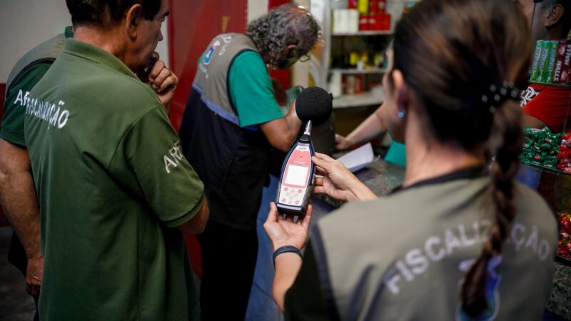 Fiscais e PMs vistoriam comércios e fecham 2 bares por poluição sonora em bairros de Cuiabá