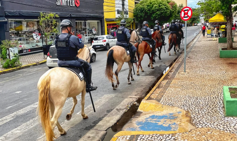 Foragidos da Justiça são presos pela cavalaria da Polícia Militar em Cuiabá