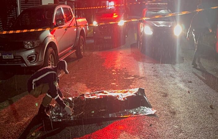 Homem leva facada no tórax, corre por 50 metros e morre no meio da rua em Sorriso