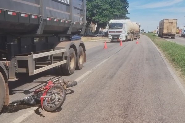 Motociclista morre ao ter membro e tórax esmagados durante acidente com carreta em MT