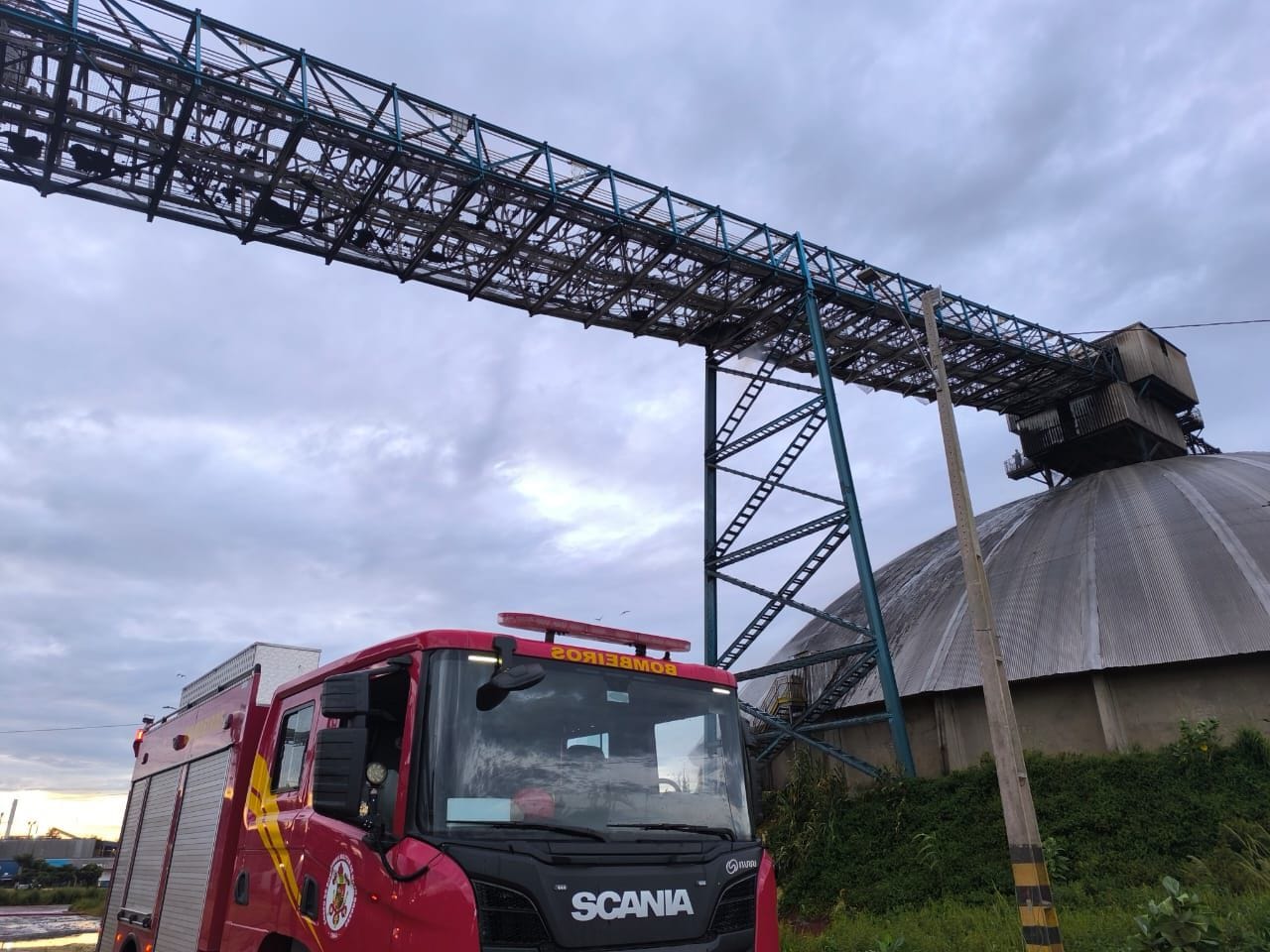 Incêndio de grandes proporções atinge Terminal Ferroviário da Rumo na rodovia BR-163; veja vídeos