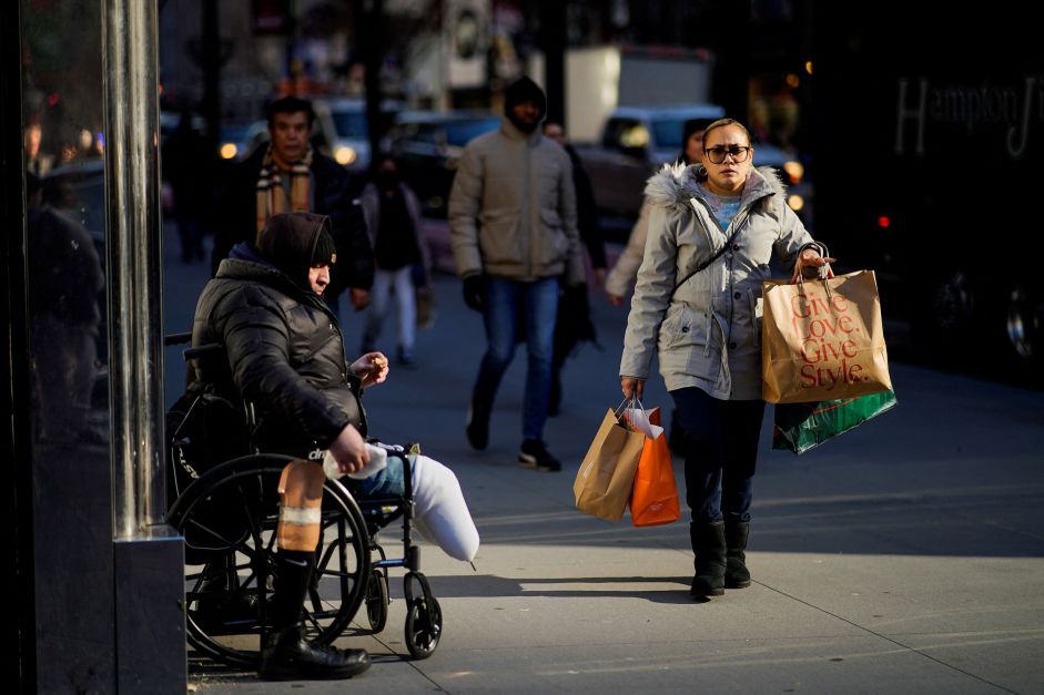 Inflação dos EUA acelera em dezembro e gastos do consumidor sobem