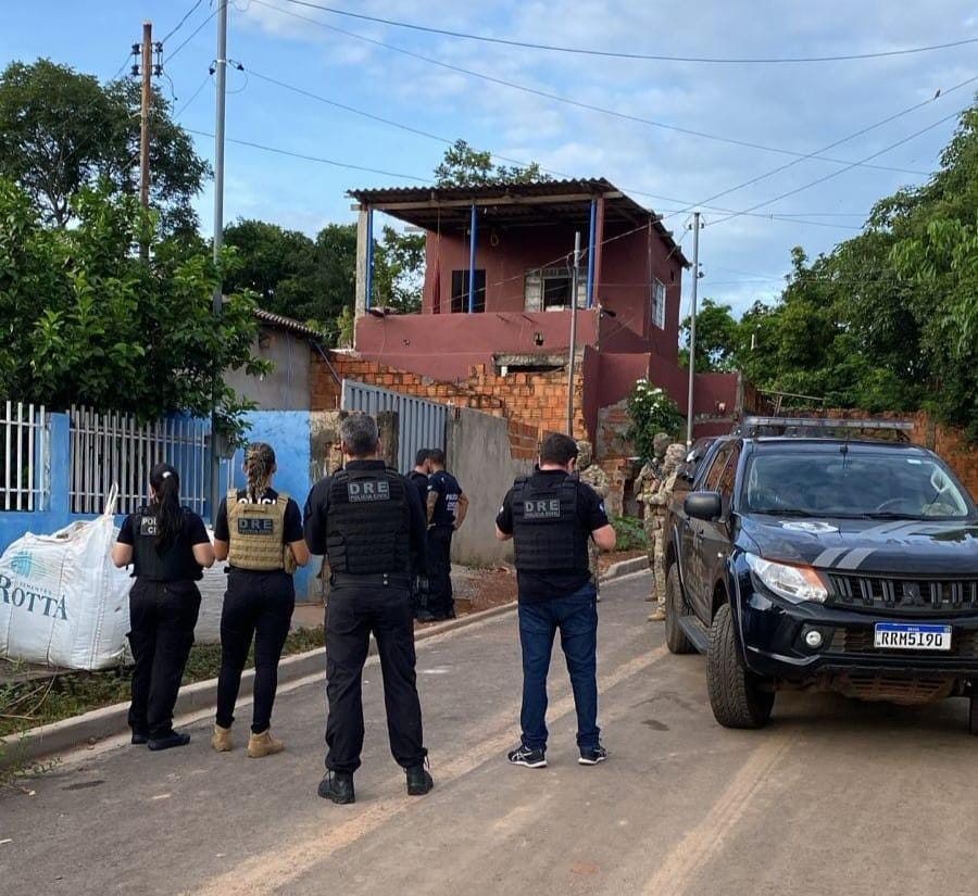 Investigados por tráfico de drogas, assassinatos e ‘salves’ são alvos de operação policial em Cuiabá