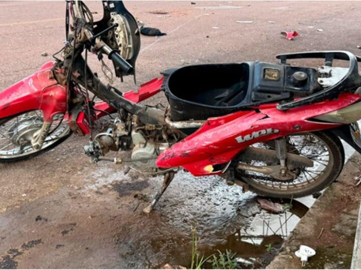 Menor de 16 anos morre em grave colisão entre moto e carro; motorista fugiu