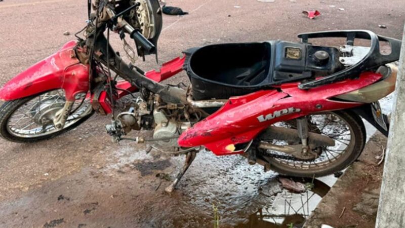 Menor de 16 anos morre em grave colisão entre moto e carro; motorista fugiu