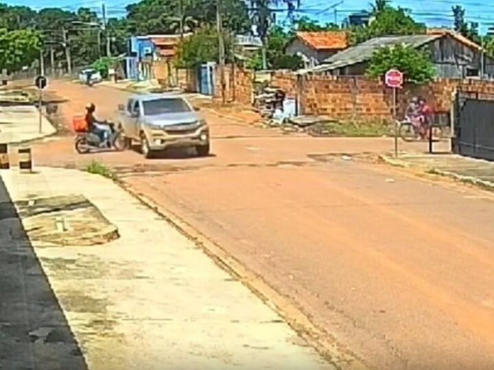 Motorista invade preferencial, bate em motociclista e foge sem prestar socorro