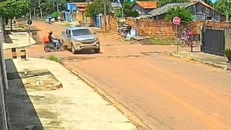 Motorista invade preferencial, bate em motociclista e foge sem prestar socorro