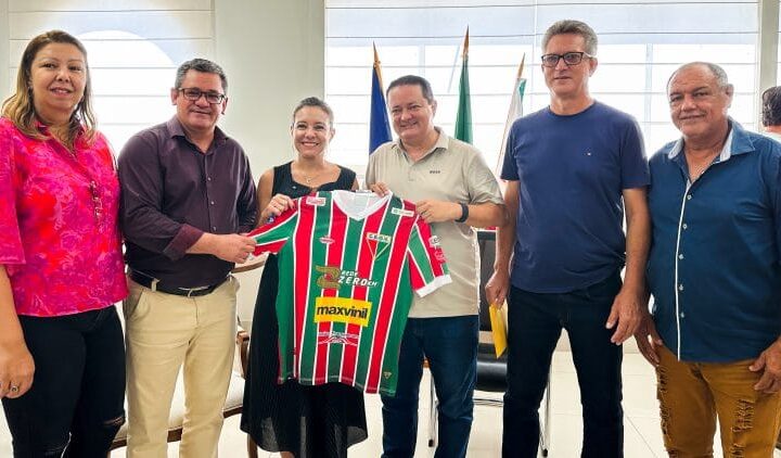 Prefeita ganha camisa do Operário e reforça apoio ao esporte em Várzea Grande