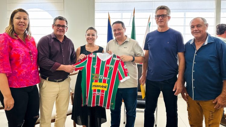 Prefeita ganha camisa do Operário e reforça apoio ao esporte em Várzea Grande