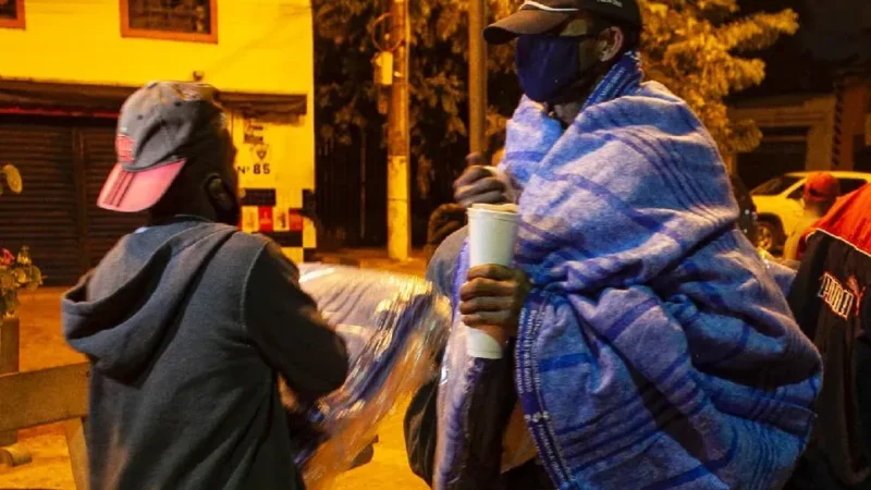 Prefeito vai proibir distribuição de marmitas para moradores de rua na capital