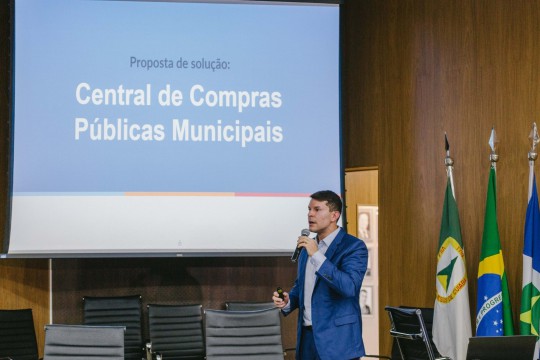 Procurador-geral de Contas conclui pós-doutorado com pesquisa inovadora sobre compras públicas