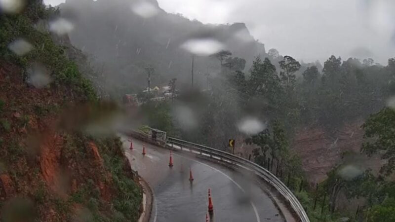 Trânsito na rodovia MT-251 no trecho do Portão do Inferno é interrompido por causa da chuva forte