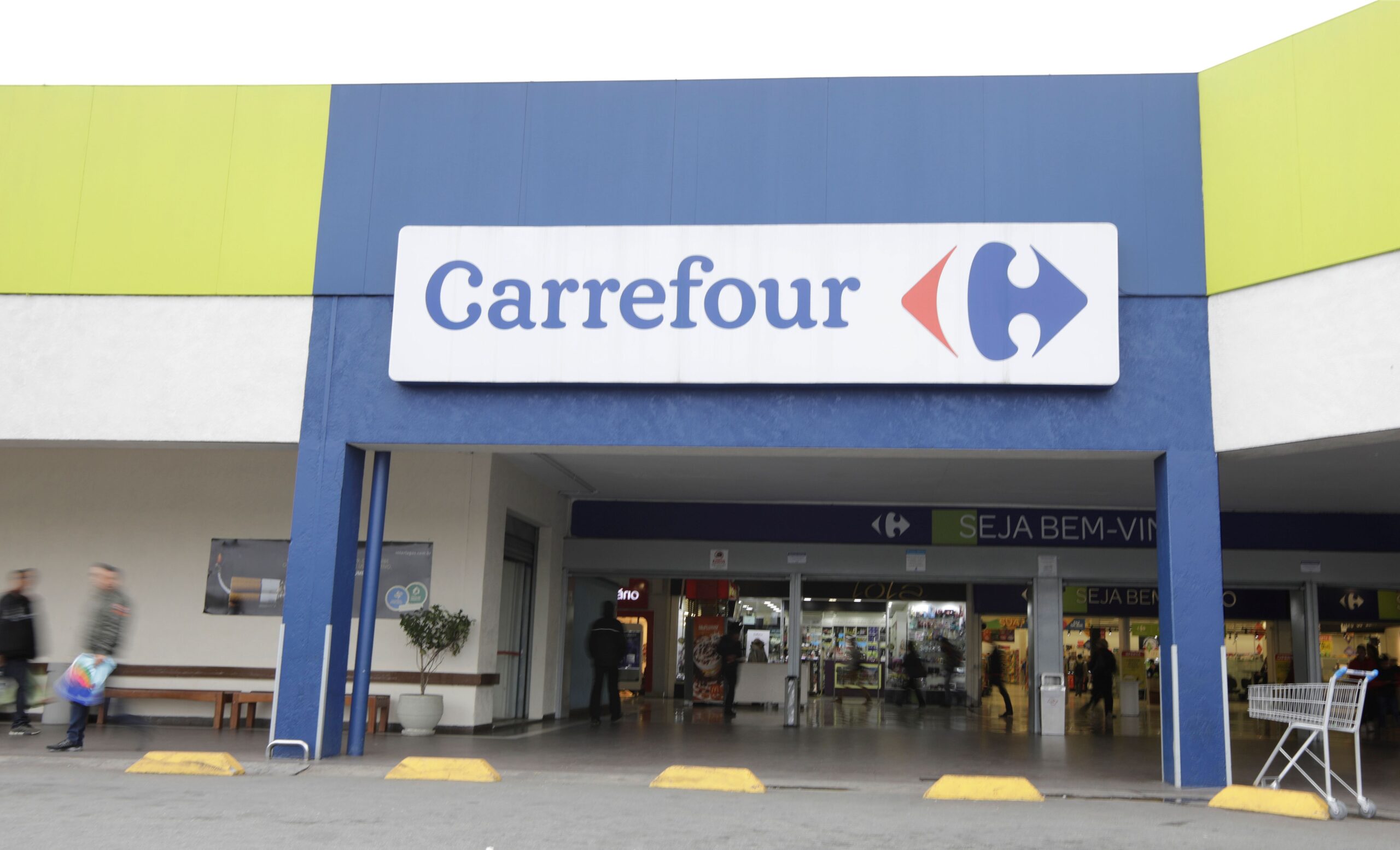 Atacarejo vai abrir menos lojas em 2025 por juros altos, diz Carrefour