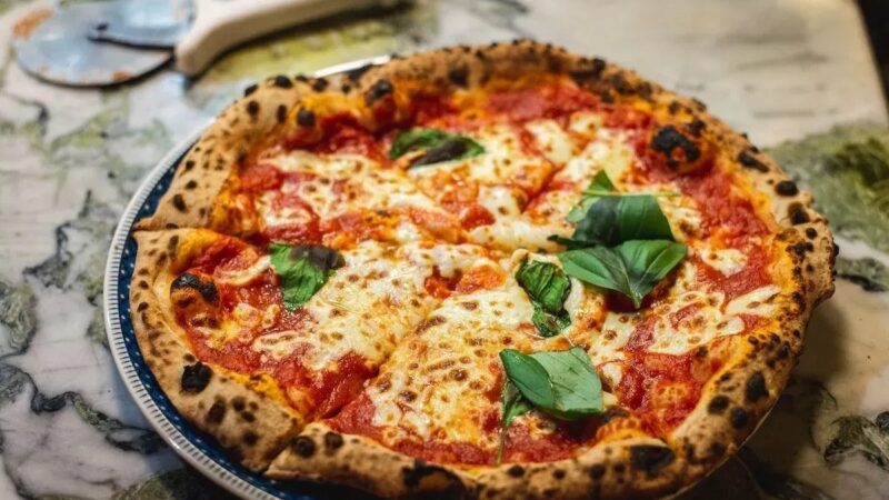 Calabresa lidera como sabor de pizza mais pedido no Brasil; veja ranking