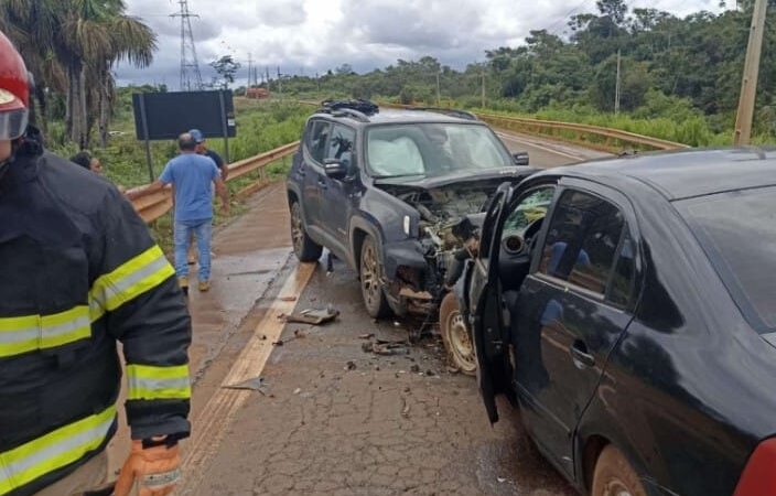 Casal morre e uma pessoa fica ferida em colisão entre Renegade e Voyage na BR-364