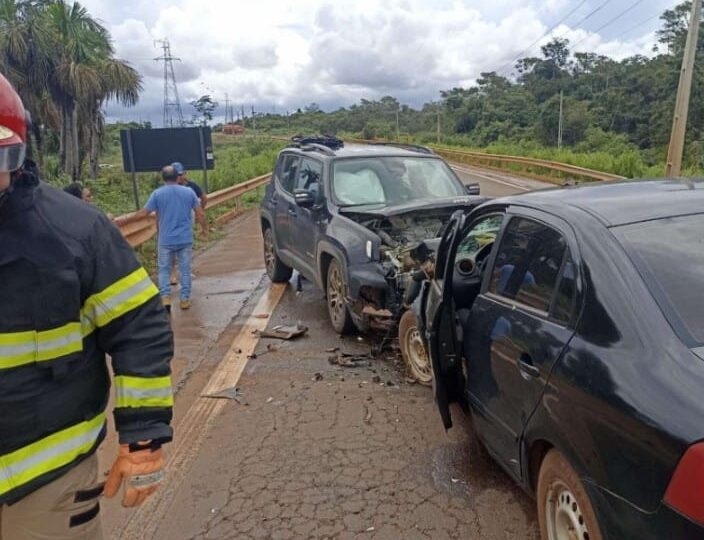 Casal morre e uma pessoa fica ferida em colisão entre Renegade e Voyage na BR-364