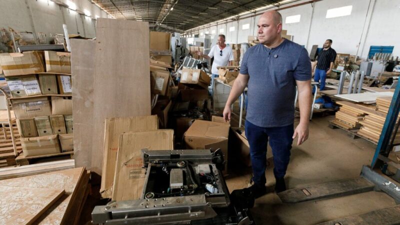 Centro de Distribuição de Medicamentos em Cuiabá, passou por inspeção e foi encontrado equipamentos novos empilhados e outros encaixotados