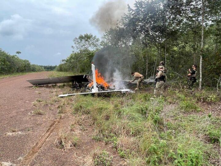 Com apoio da PM de MT, Polícia Federal apreende avião com meia tonelada de supermaconha