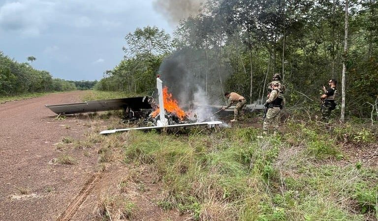 Com apoio da PM de MT, Polícia Federal apreende avião com meia tonelada de supermaconha