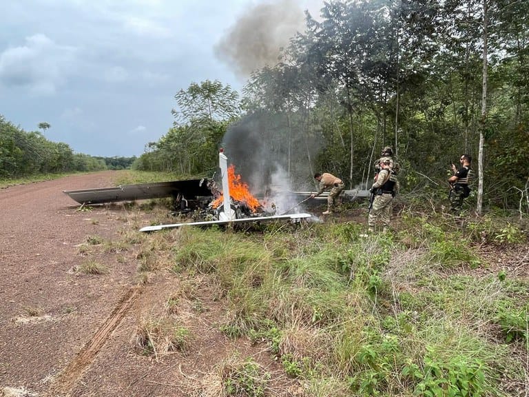 Com apoio da PM de MT, Polícia Federal apreende avião com meia tonelada de supermaconha