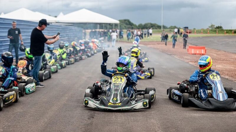 Com previsão de entrega este ano, governador e pilotos fazem pré-teste da pista de kart