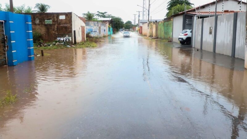 Desabrigados são levados para escola após chuva alagar casas em bairros de Várzea Grande