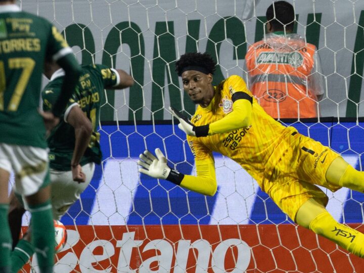 Hugo Souza defende pênalti e Palmeiras e Corinthians ficam no empate