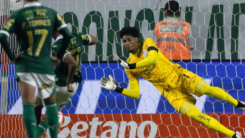 Hugo Souza defende pênalti e Palmeiras e Corinthians ficam no empate