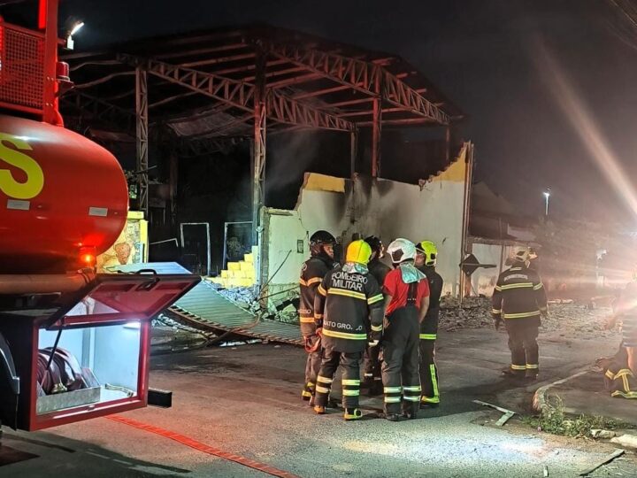 Incêndio de grandes proporções destrói fábrica de espuma durante a noite em bairro de Cuiabá