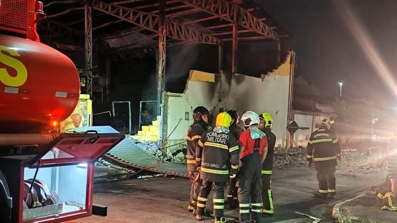 Incêndio de grandes proporções destrói fábrica de espuma durante a noite em bairro de Cuiabá