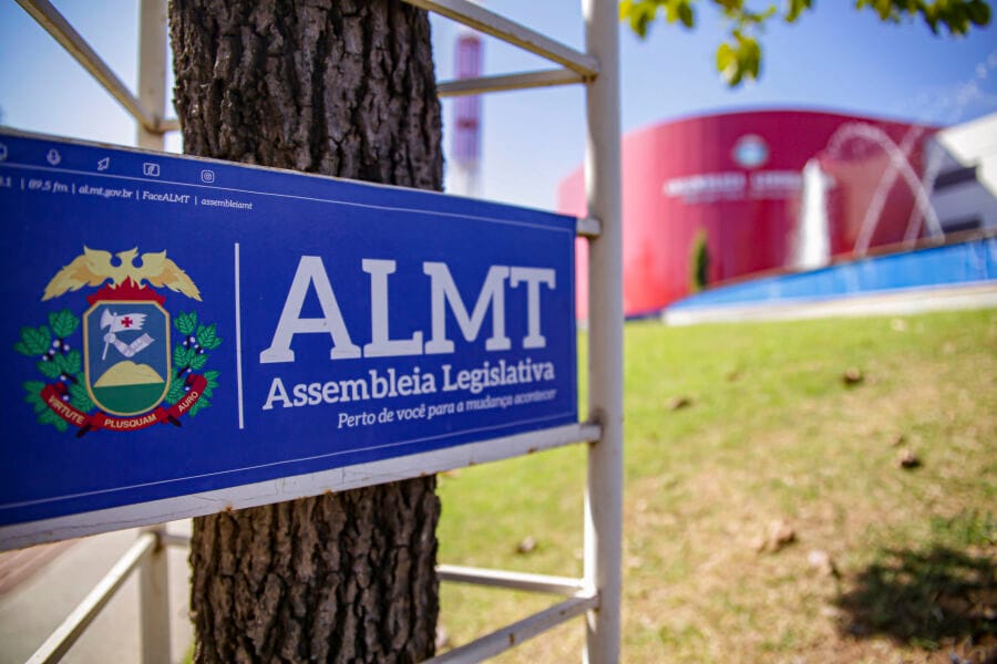 MPE aciona ex-deputado e advogado por uso irregular de cartão de abastecimento da Assembleia