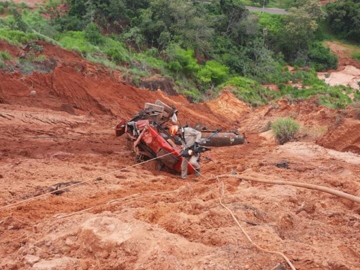 Motorista perde controle de caminhão e morre ao despencar em ribanceira