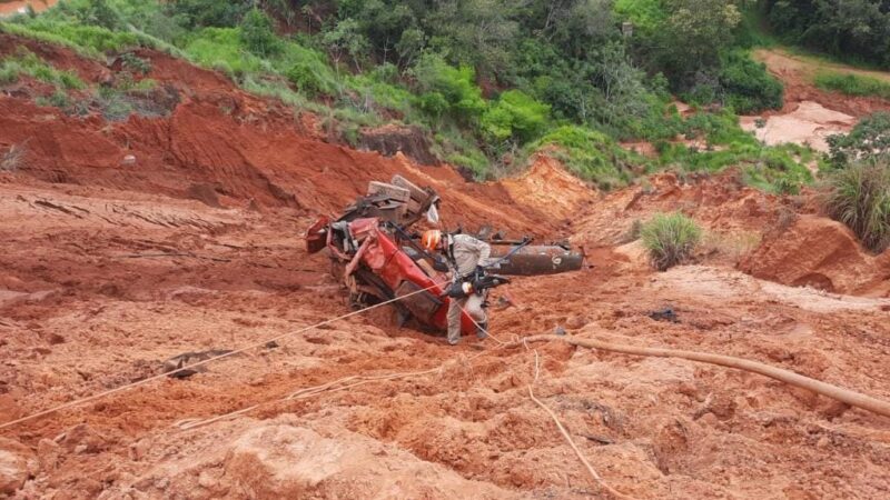 Motorista perde controle de caminhão e morre ao despencar em ribanceira