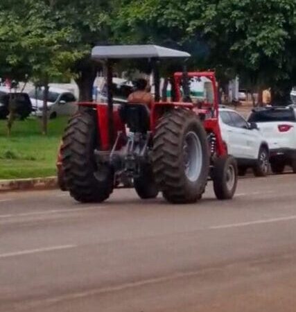 Mulher furta trator durante surto psicótico e dirige de forma perigosa em avenida