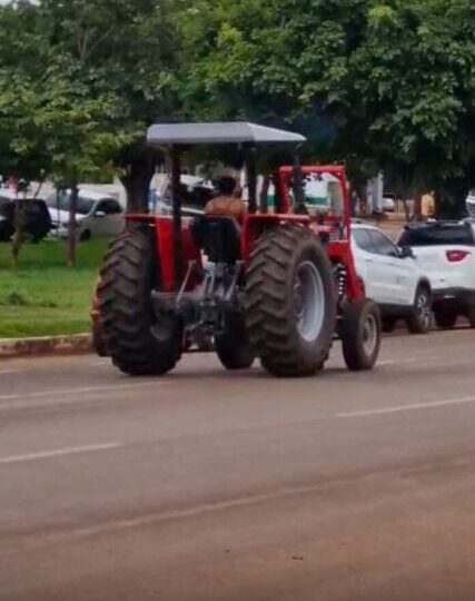 Mulher furta trator durante surto psicótico e dirige de forma perigosa em avenida