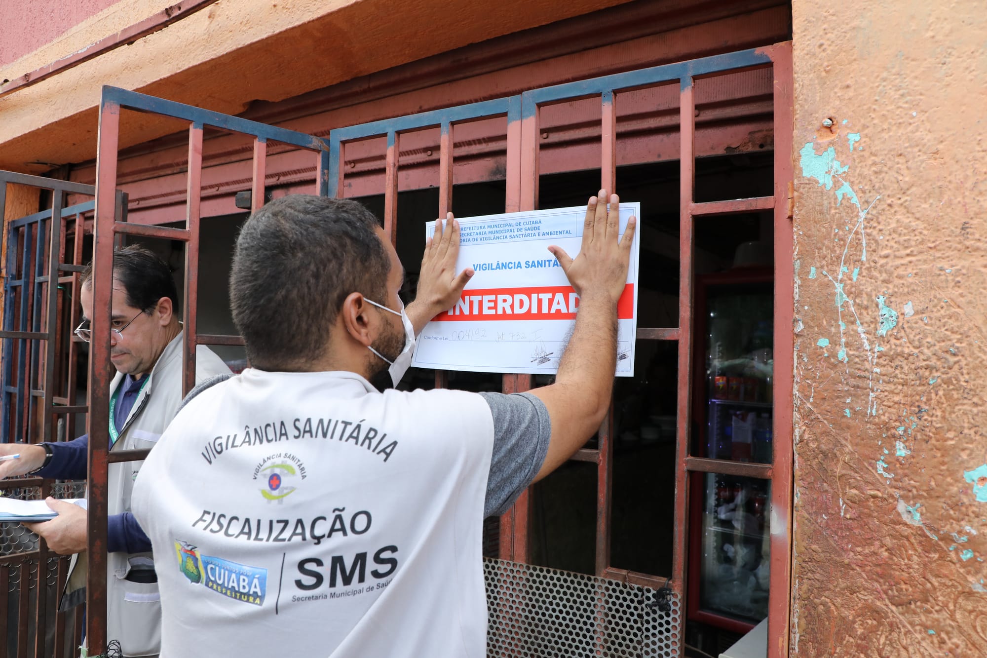 Operação fecha bar que vendia alimentos vencidos na região central de Cuiabá