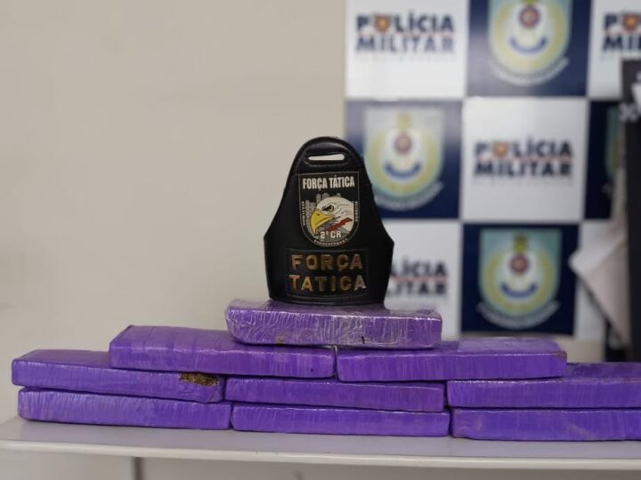 PM confisca 25 tabletes de maconha e prende suspeitos por tráfico de drogas