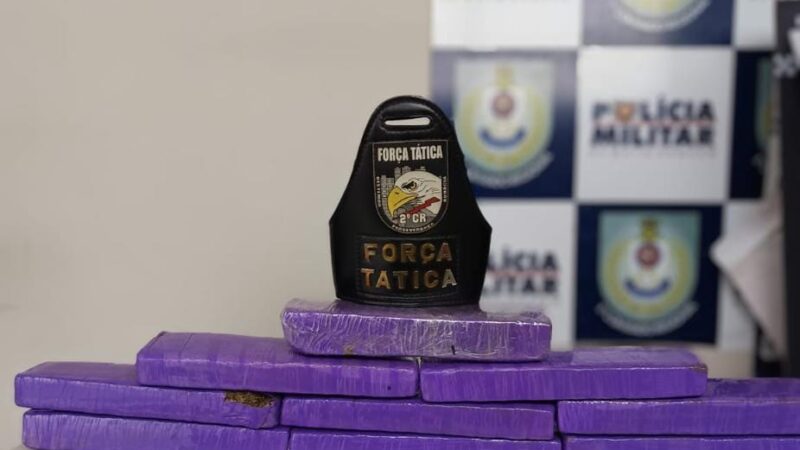 PM confisca 25 tabletes de maconha e prende suspeitos por tráfico de drogas