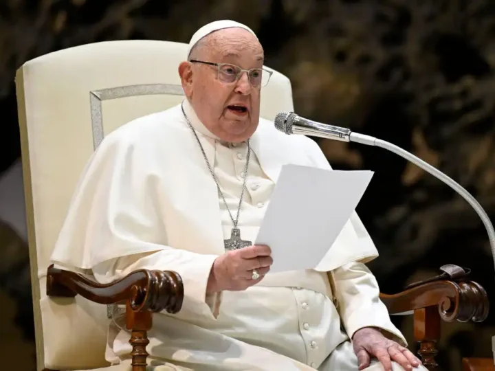 Papa Francisco tem crise de asma prolongada e condição crítica, afirma Vaticano