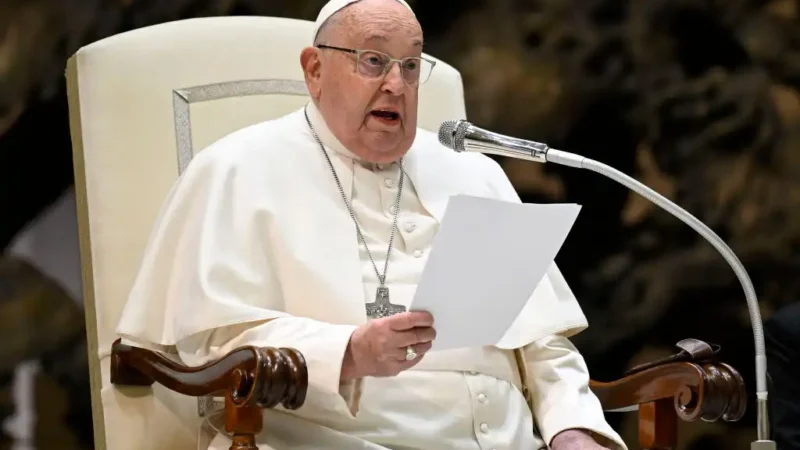 Papa Francisco tem crise de asma prolongada e condição crítica, afirma Vaticano