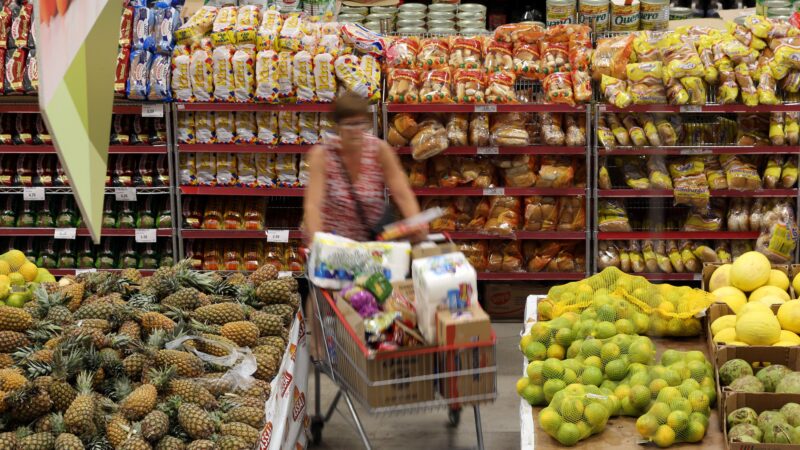 Preços de alimentos sobem pelo 5º mês seguido com café e cenoura mais caros