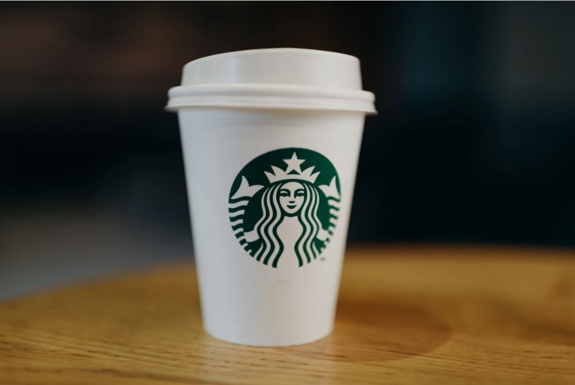 Retorno de mensagens em copos do Starbucks incomoda funcionários nos EUA