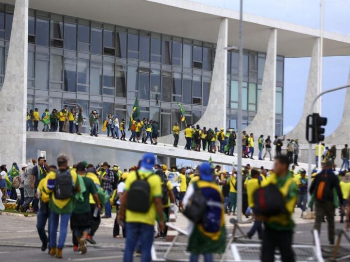 STF manda liberar caminhões de Mato Grosso usados nos atos de 8 de janeiro em Brasília