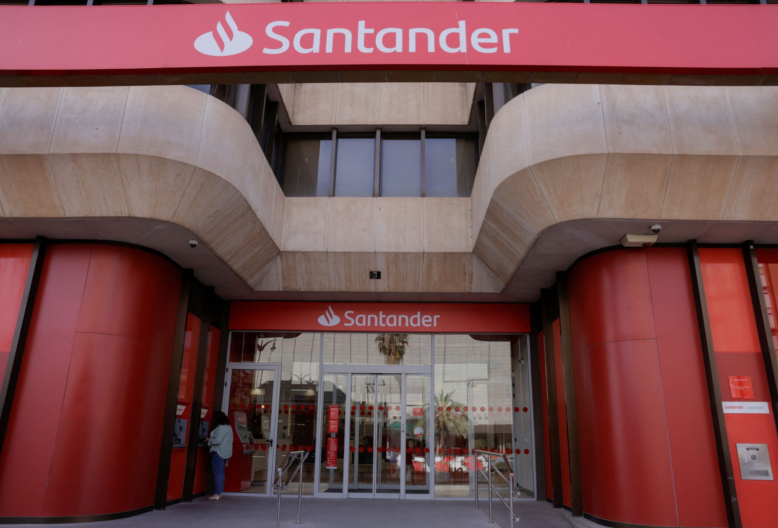 Santander Brasil mantém visão de crescimento menor do crédito este ano