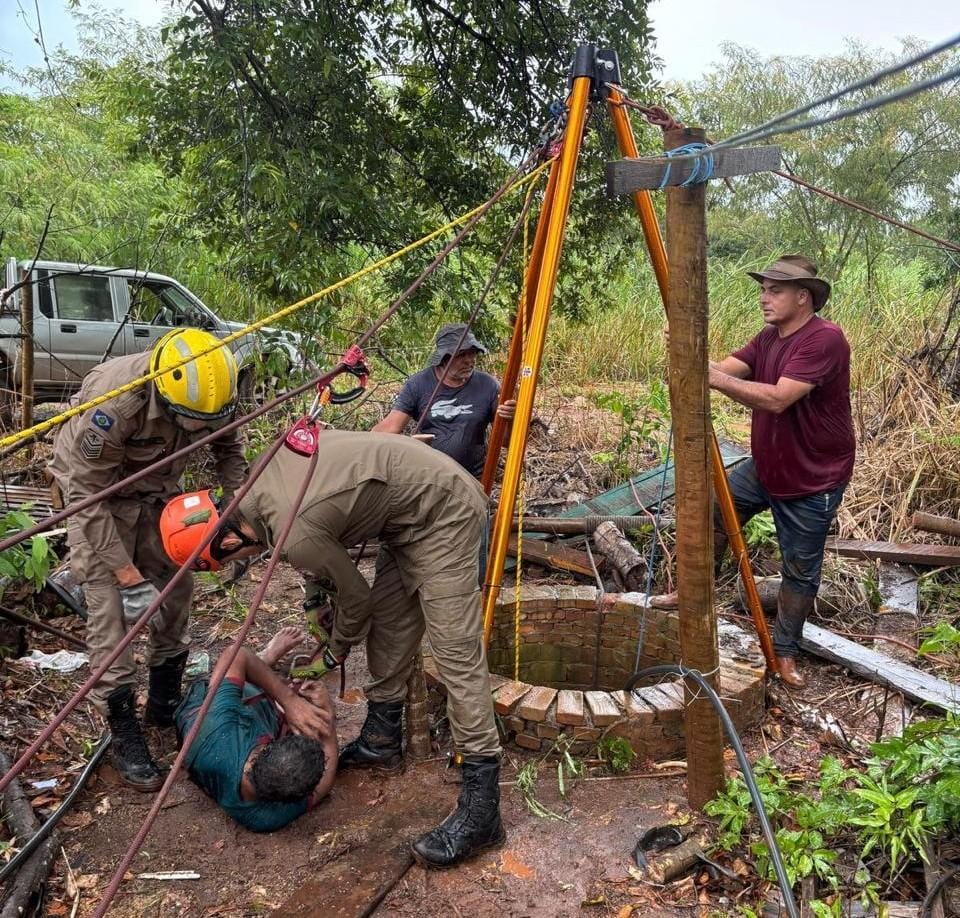 Trabalhador cai em poço de 20 metros e é resgatado com vida pelos bombeiros em MT