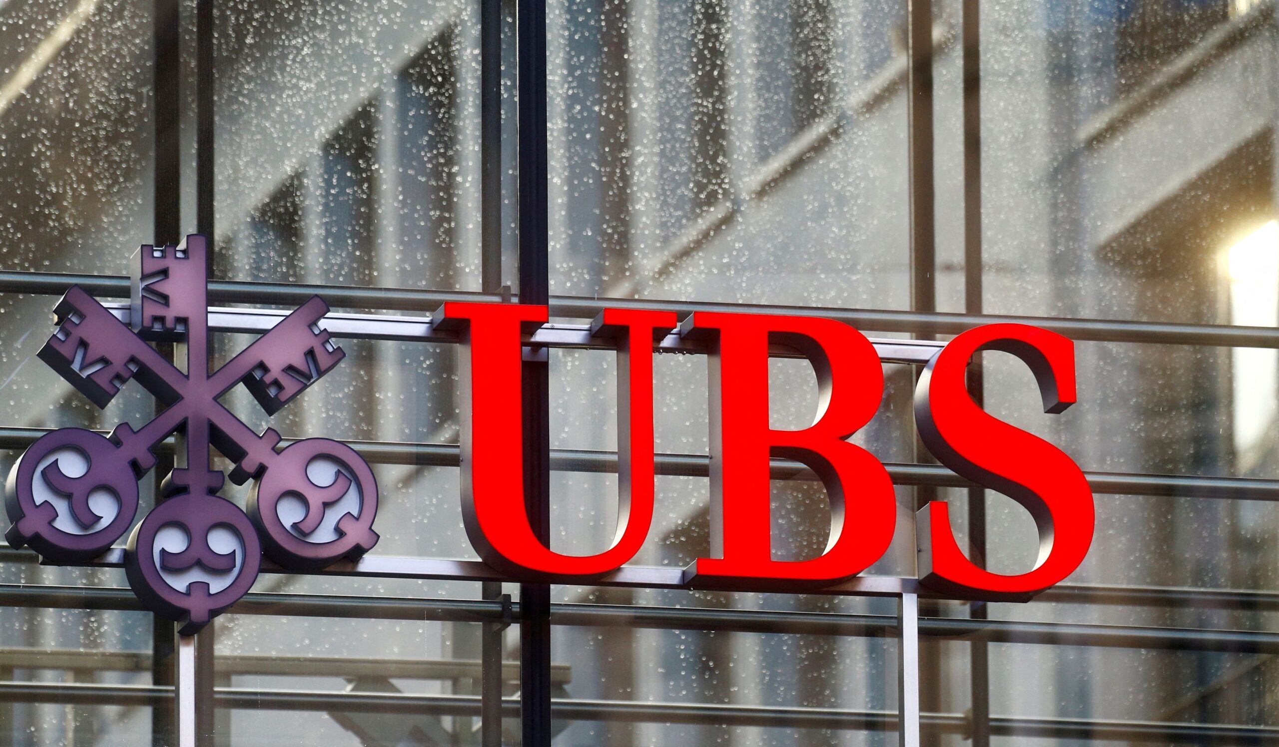 UBS registra lucro e receita acima do esperado no 4º tri