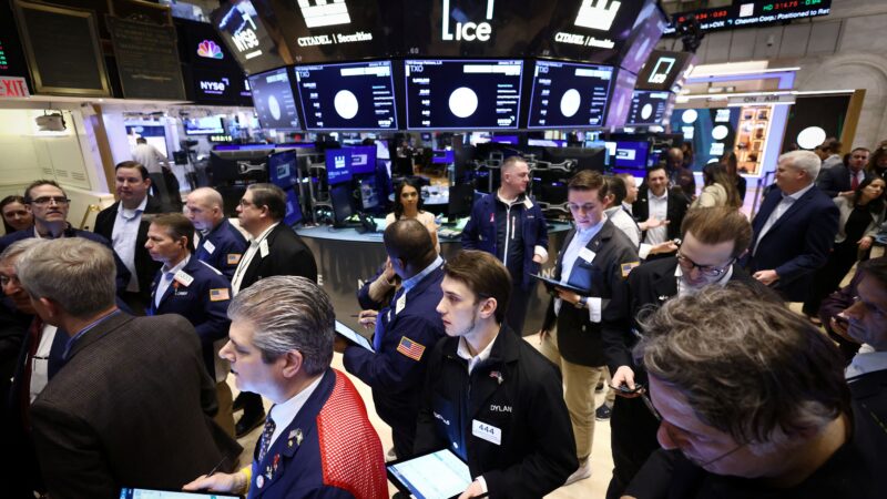 Wall Street abre em alta, enquanto Apple sobe após anúncio de investimento