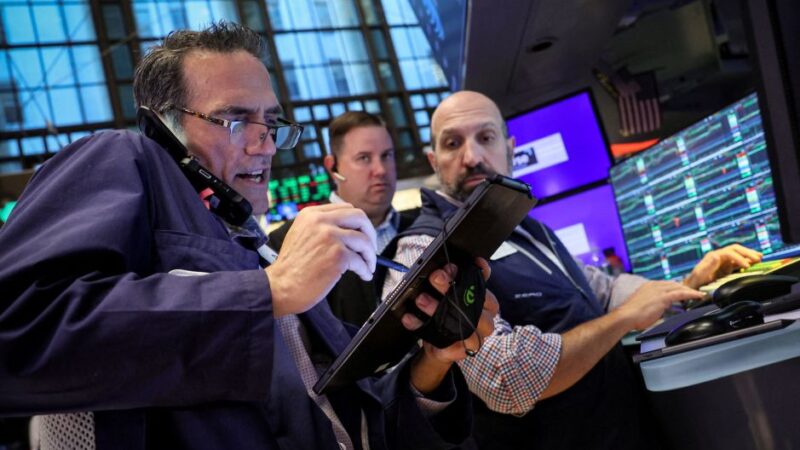 Wall Street sobe impulsionado por balanços e perspectivas de corte de juros